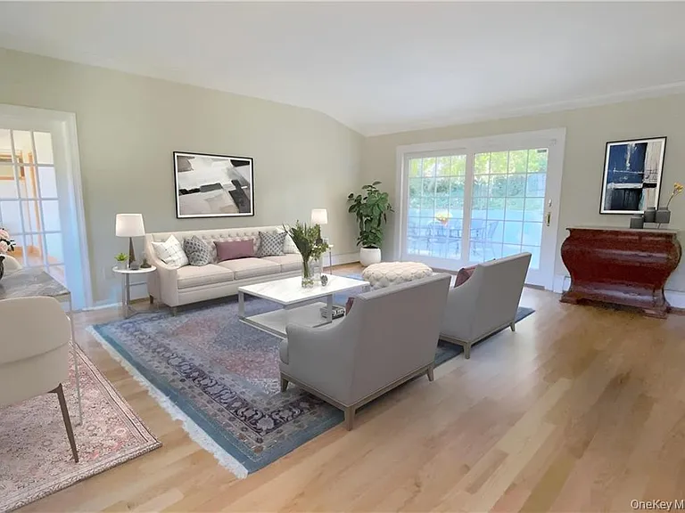 12 Ervilla Dr — Photo 7