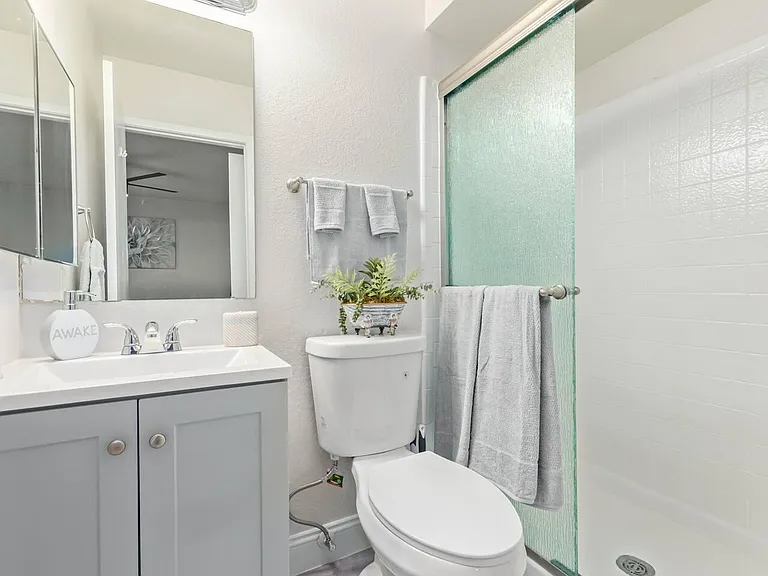 114 W Hunter St — Photo 11