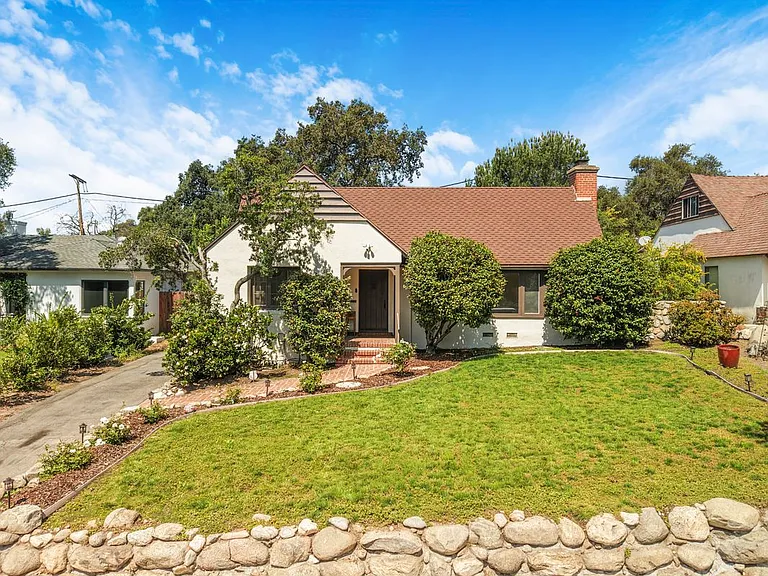 2151 N Altadena Dr — Photo 23