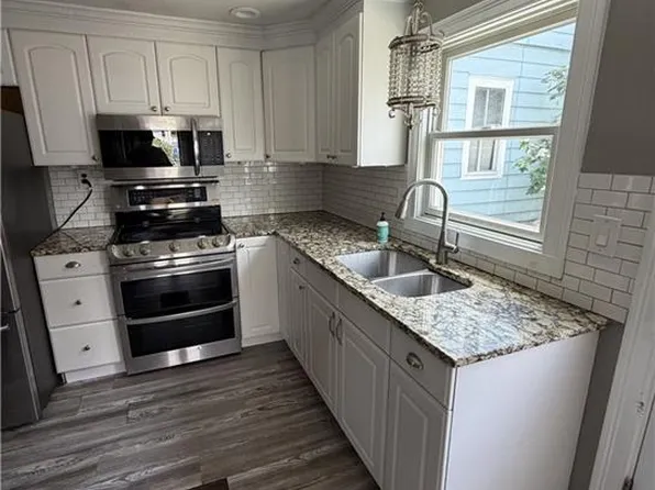 2 Prescott Pl, Newport, RI 02840