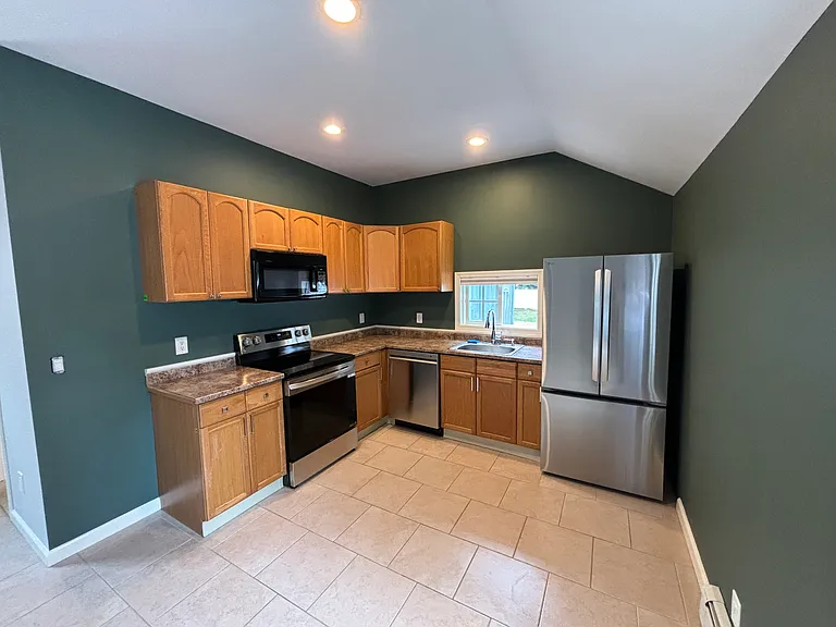 142 Old Country Rd — Photo 2