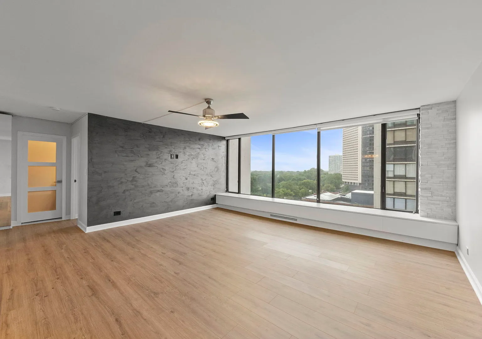 1 bed, 860 sqft, $2,400 — Photo 3