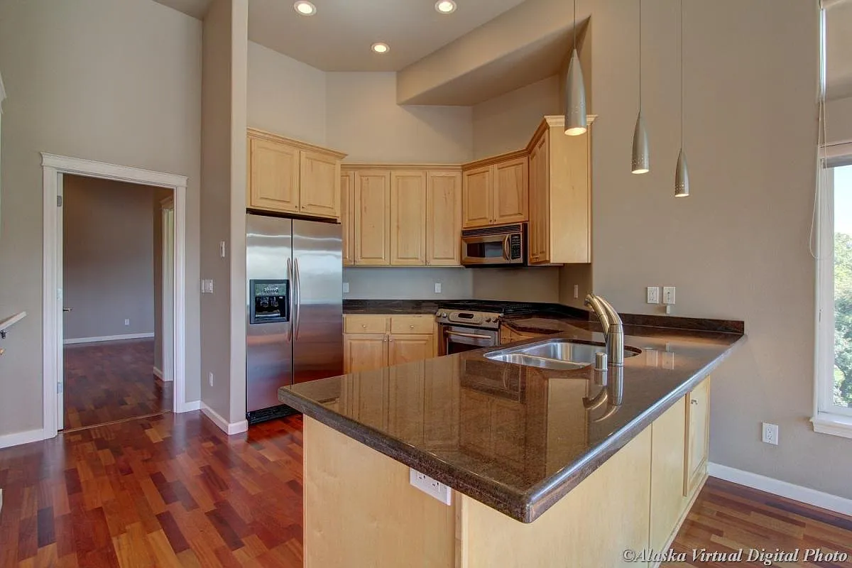 140 W 10th Avenue — Photo 3