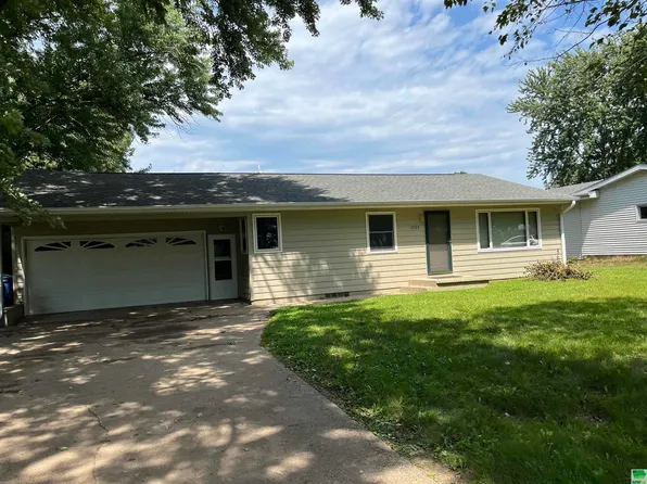 1053 3rd St SE, Le Mars, IA 51031
