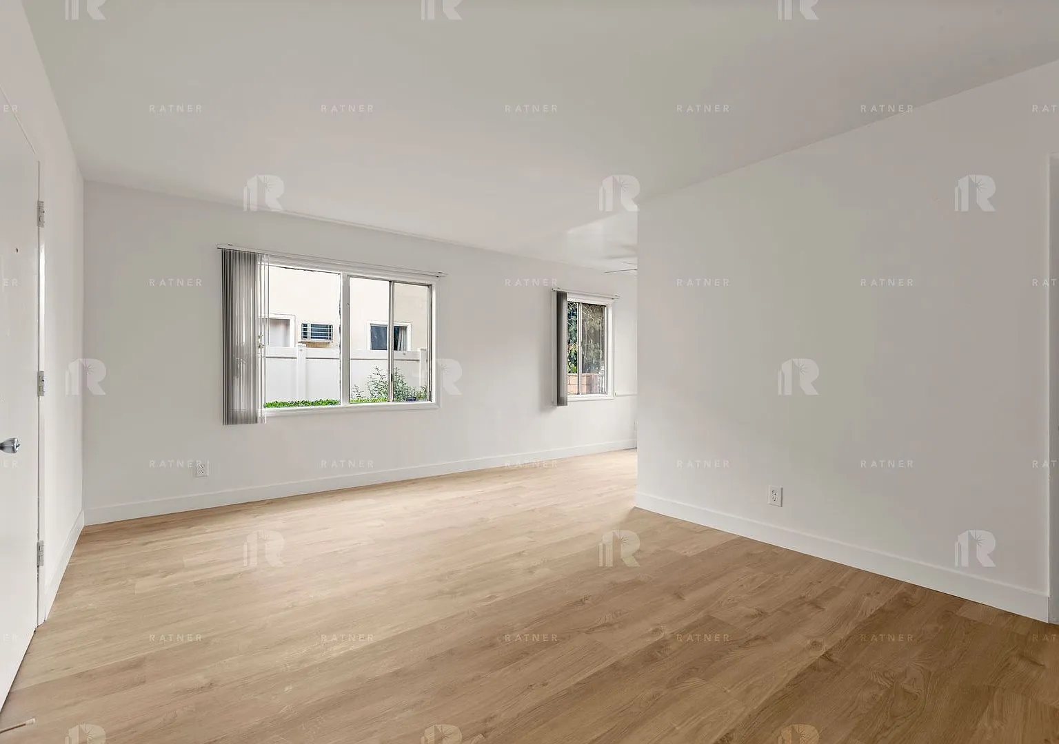 (An/Ji/Yo:C) 7111 Whitsett Avenue — Photo 2
