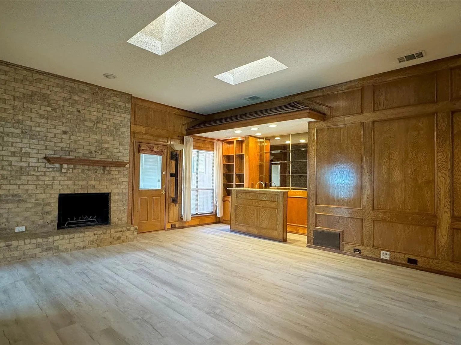 4 bed, 1964 sqft, $2,950 — Photo 2