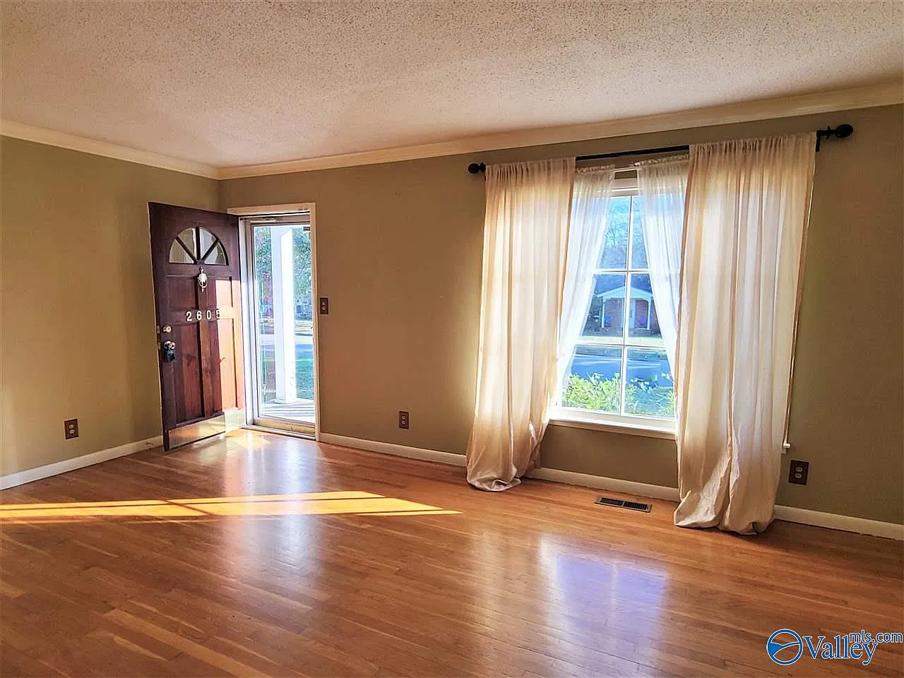 3 bed, 1.5 bath, 1700 sqft, $1,295 — Photo 3