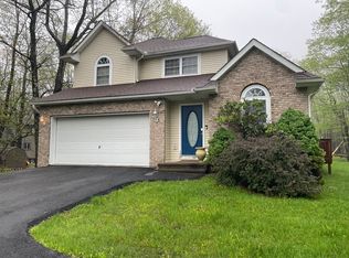 1734 Clover Rd, Long Pond, PA 18334