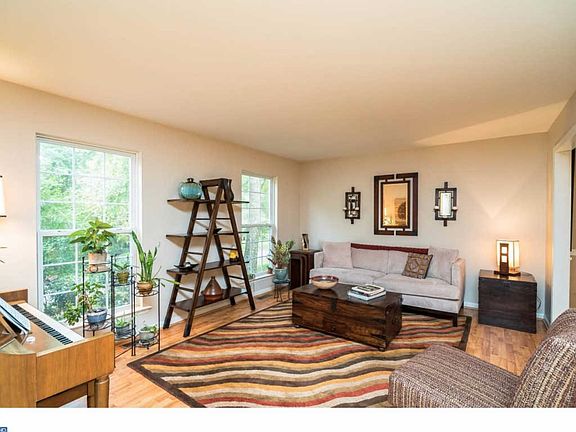 3rd image of 334 Hillside Ln