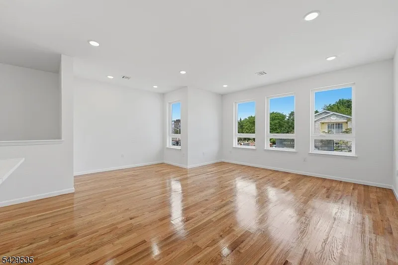 3 bed, $2,400 — Photo 3