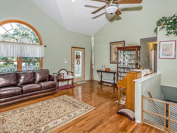 4th image of 33 Meadow Ct