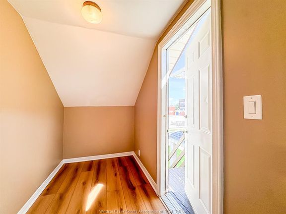5th image of 1351 Marentette Ave