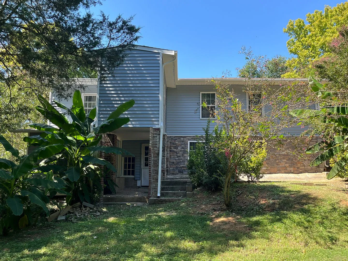 Cozy 4 Bedroom, 3 Bathroom Home — Photo 4