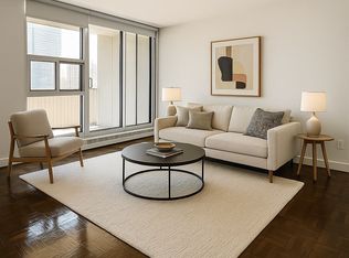 33 Isabella St #2404, Toronto, ON M4Y 2P7