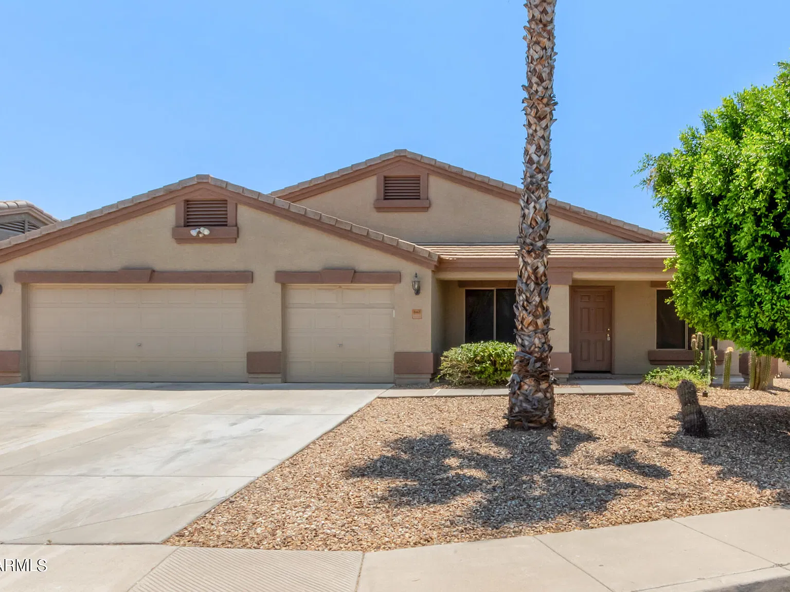 4 bed, 2.0 bath, 2406 sqft, $2,350 — Photo 2