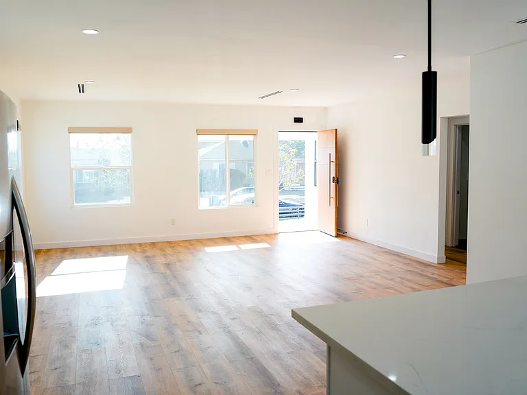 629 W Hillsdale St — Photo 7