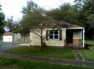 201 W Chestnut St, Odin, IL 62870