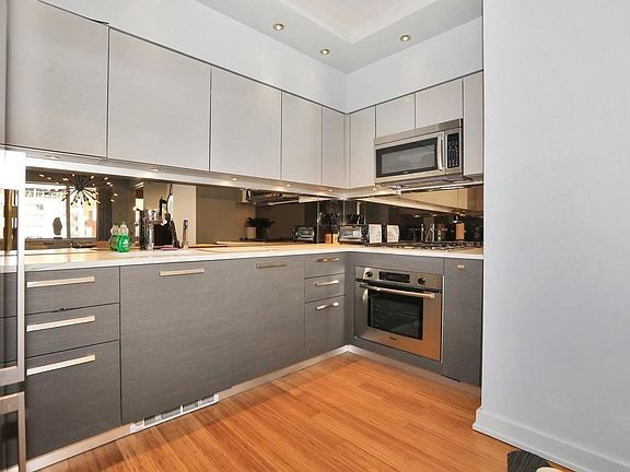 5th image of 505 W 47th St #Penthouse 4