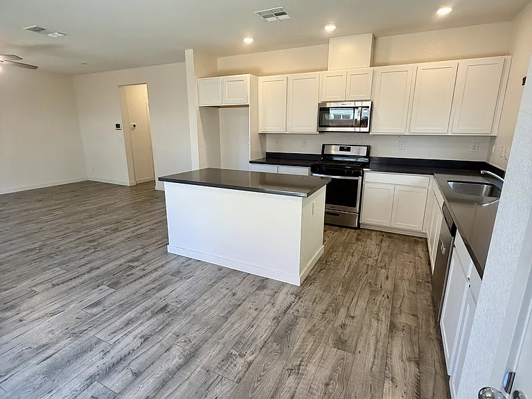975 Franklin St — Photo 13