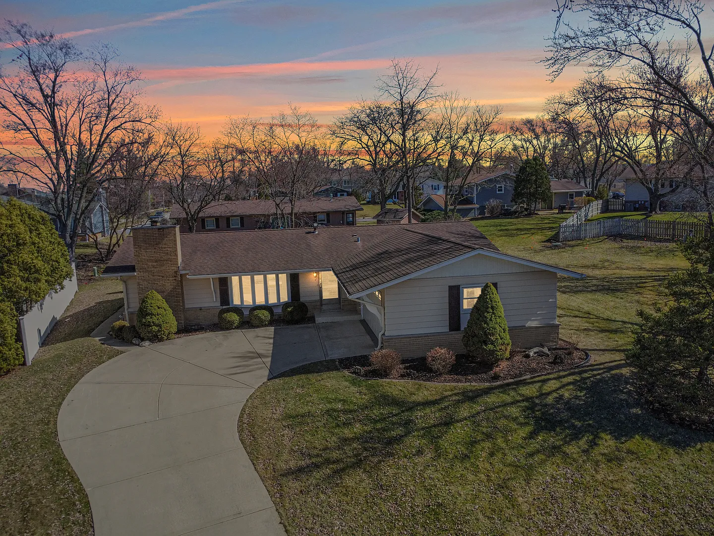 618 Crescent Dr photo 1