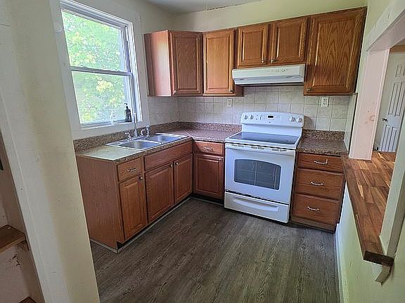3rd image of 113 E Mohawk St