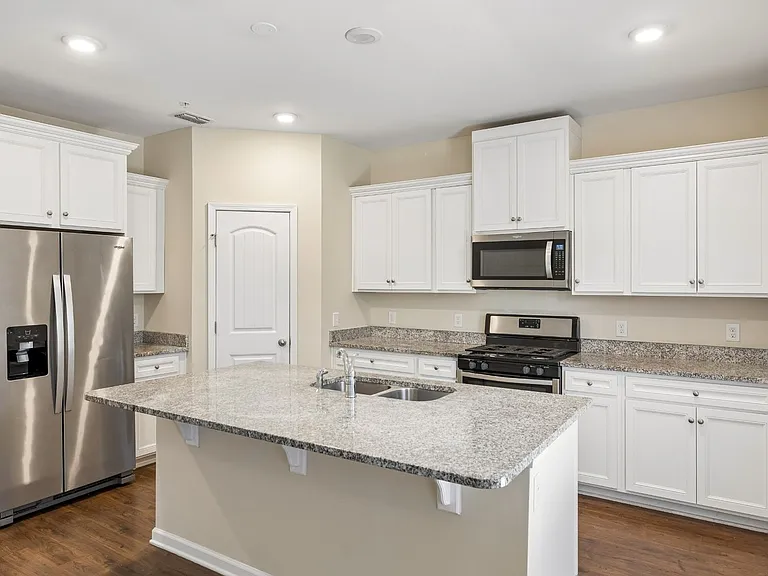 812 Kennear Ln — Photo 8