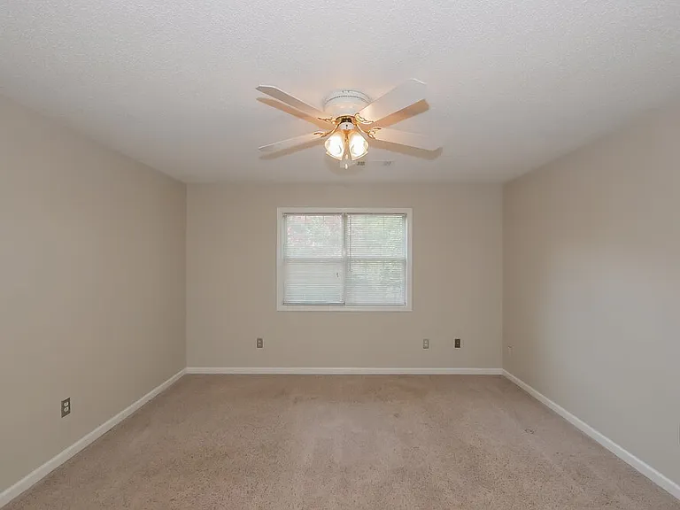135 Masters Dr — Photo 16