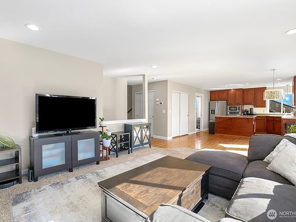 3rd image of 4616 Country Club Drive NE