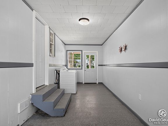 3rd image of 19 N Division Ave