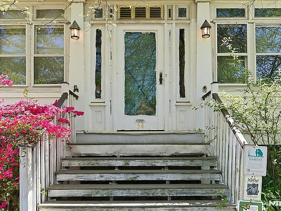 3rd image of 54 Rochelle Ave