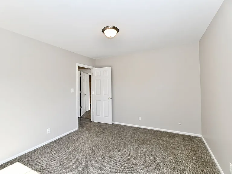 Park Lane Apartments — Photo 24