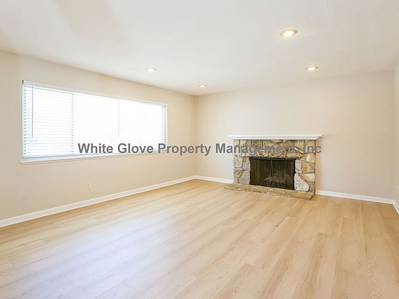 4th image of 1006 E Brookdale Pl