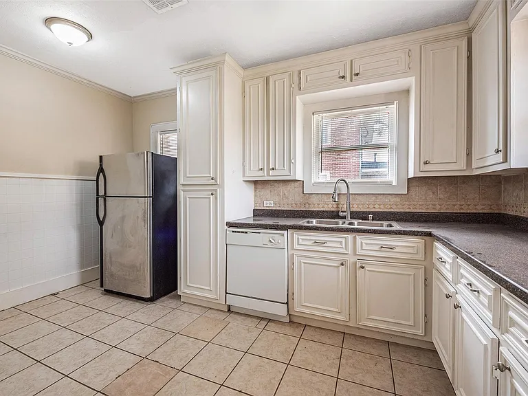 2611 Rosewood St — Photo 15