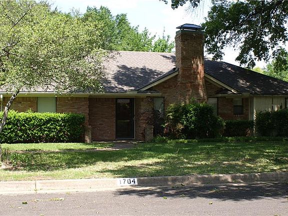 3rd image of 1704 Woodcrest Ave
