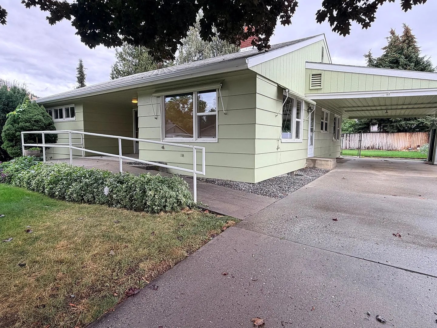 4 Bed/1.5 Bath In Cashmere! Large Yard, Two Living Spaces, Extra Room & Storage! Spacious Living! — Photo 3