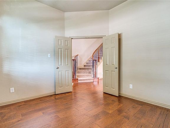 4th image of 808 Lake Grove Dr