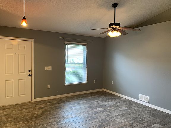 4th image of 10 Rainbush Pl