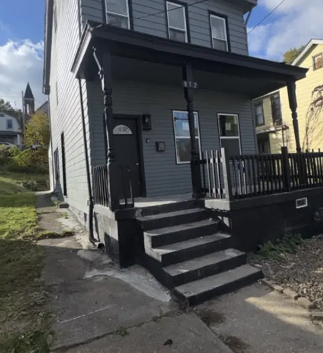 852 Freeland St