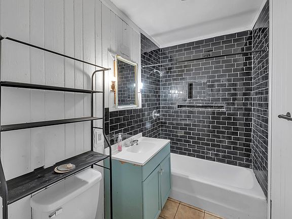 4th image of 641 SW Horry Ave