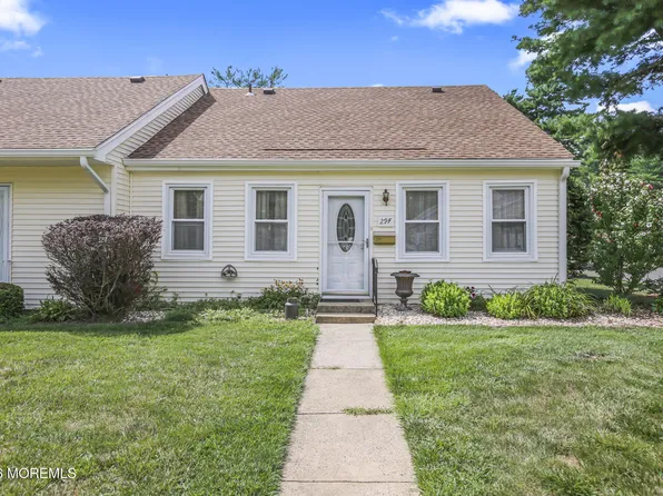 29 Plaza De Las Flores #F, Freehold, NJ 07728