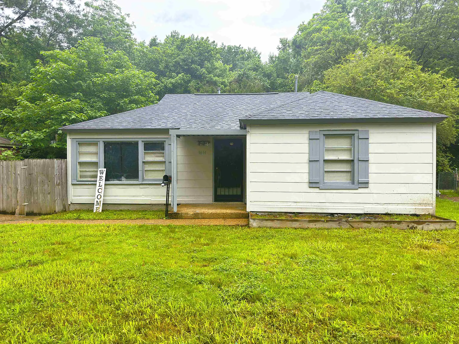 3 bed, 1.0 bath, 1025 sqft, $1,300 — Photo 1