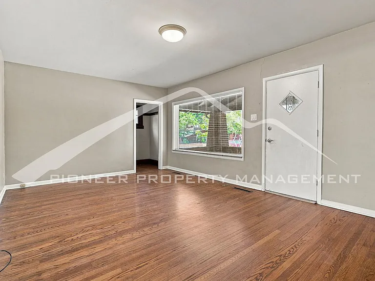 427 S Washington St — Photo 5