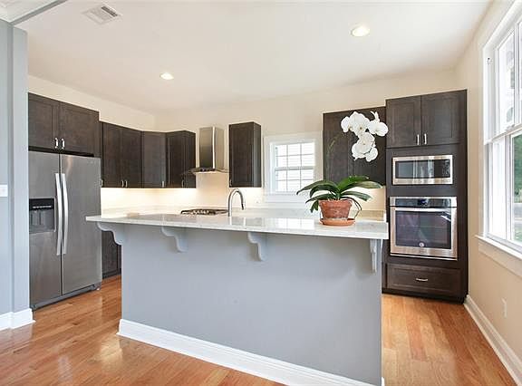 5th image of 3325 Desoto St