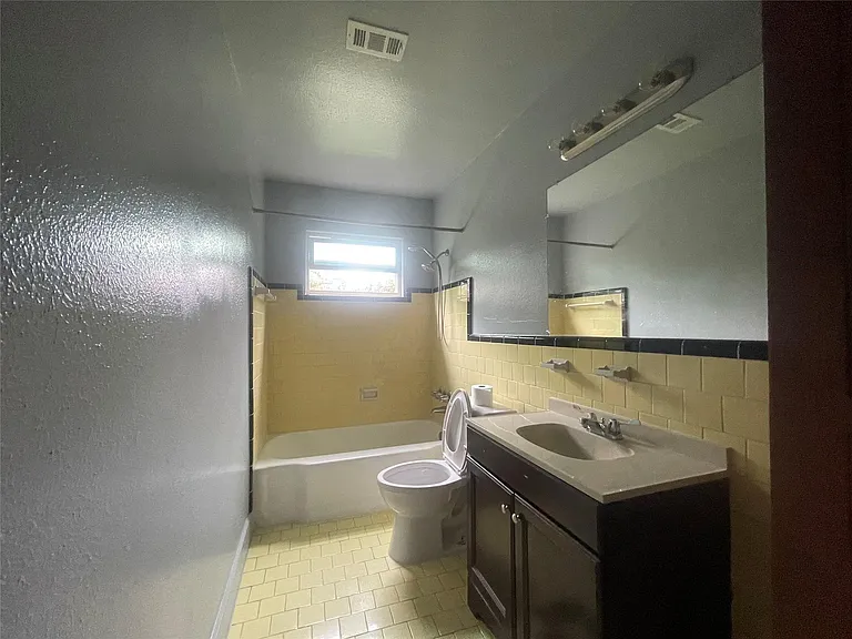 4810 Airport Blvd — Photo 4