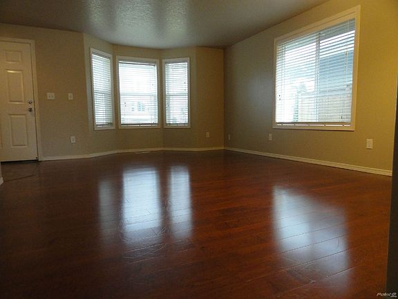 Living Room/Dining Area