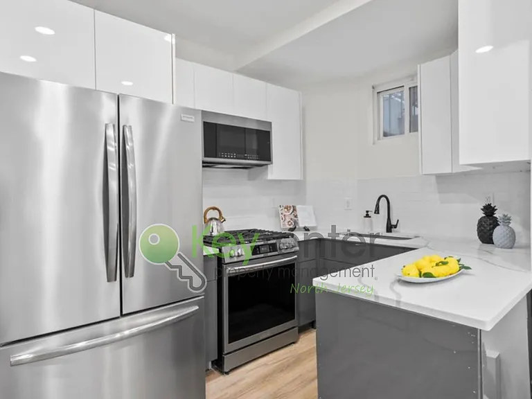 407 Park Ave — Photo 5