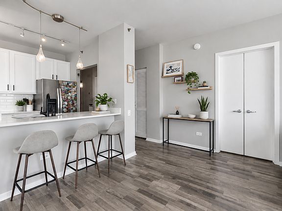 5th image of 210 S Desplaines St APT 1901
