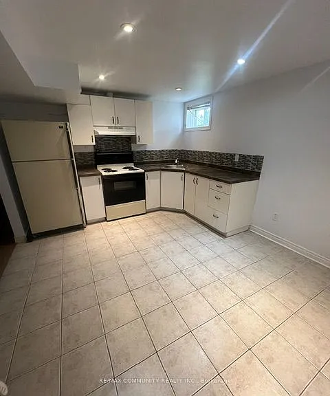 166 Saint Lawrence Dr #BASEMENT — Photo 3