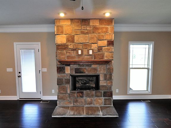 4th image of 136 Bainbridge Dr