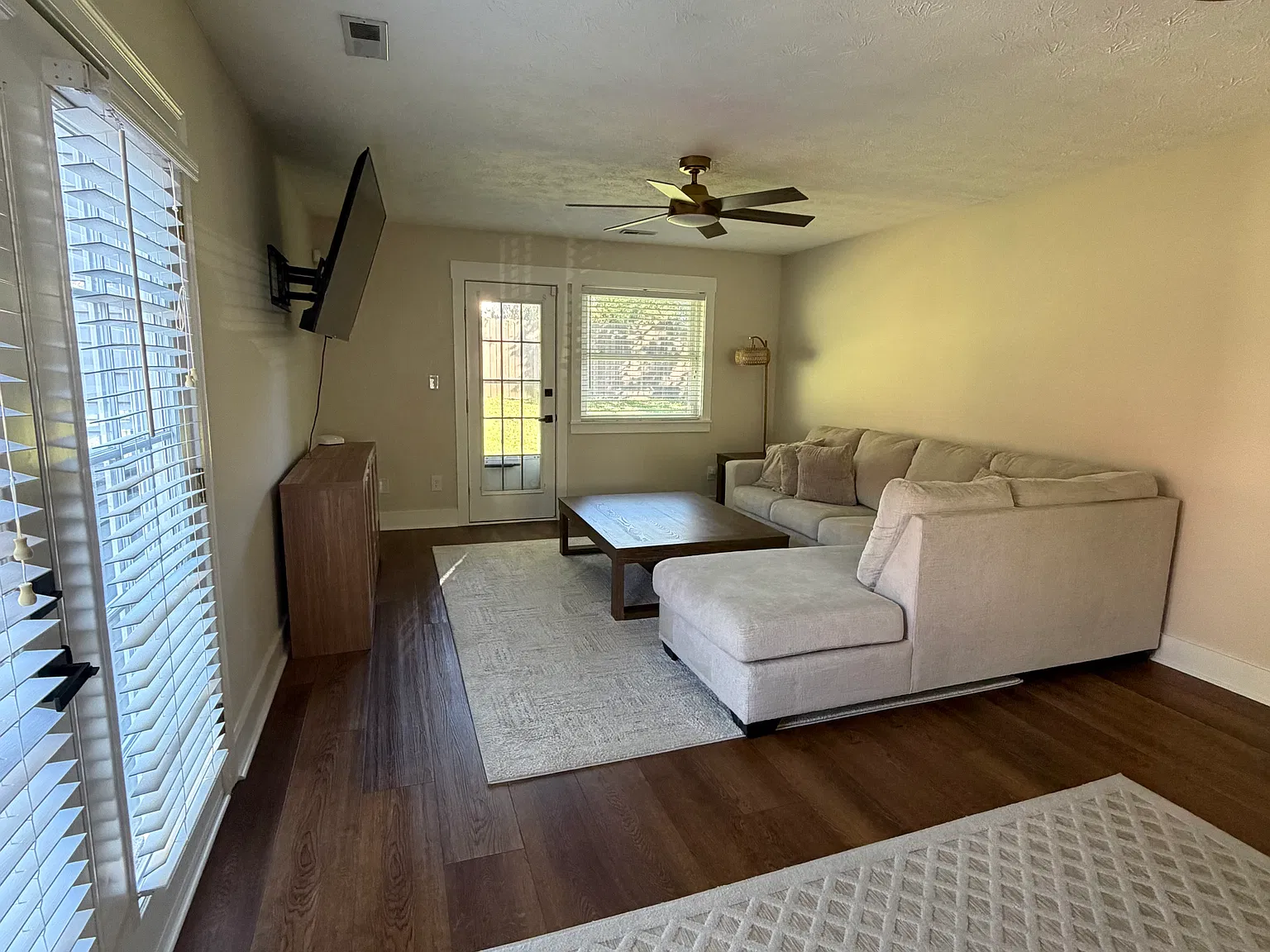 2 bed, 1000 sqft, $1,700 — Photo 3